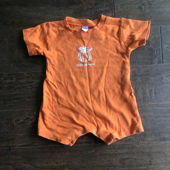 Honeybee Tees Other - Boys pumpkin shortall size 12-18 months